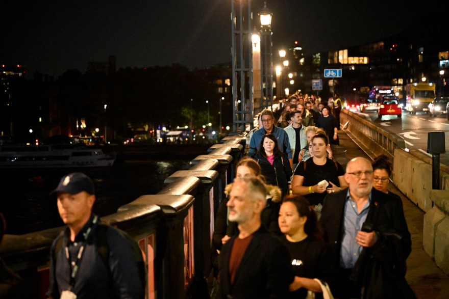 Βασίλισσα Ελισάβετ: Ολονυχτία και ουρές χιλιομέτρων από τους Βρετανούς για το προσκύνημα στη σορό της