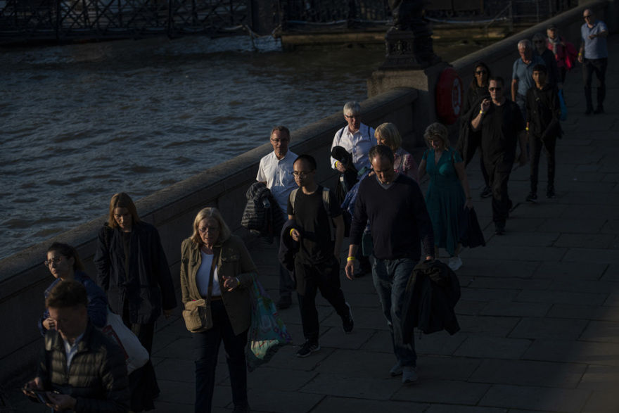 Βασίλισσα Ελισάβετ: Ολονυχτία και ουρές χιλιομέτρων από τους Βρετανούς για το προσκύνημα στη σορό της