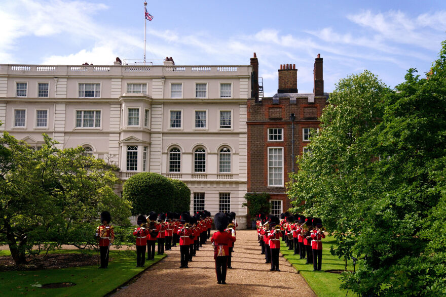 Βασιλιάς Κάρολος: Κάθε μέρα και ένα... φάουλ