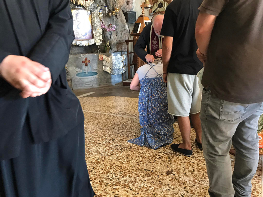 Άγιοι Ισίδωροι: Ουρές πιστών μέχρι τα ξημερώματα για τον «θαυματουργό» σταυρό