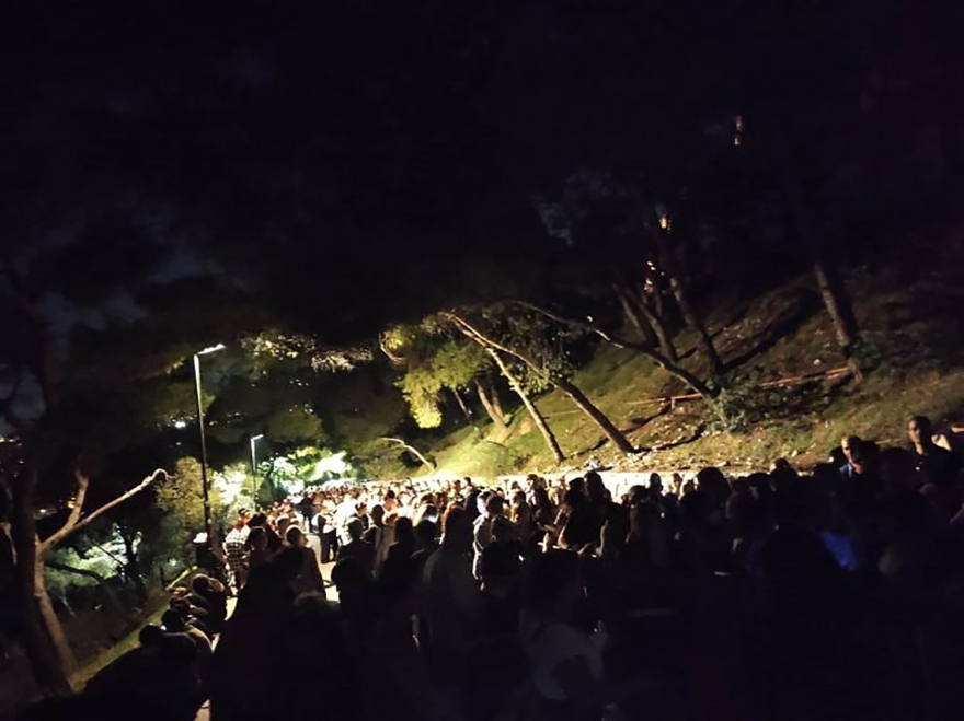 Άγιοι Ισίδωροι: Ουρές πιστών μέχρι τα ξημερώματα για τον «θαυματουργό» σταυρό