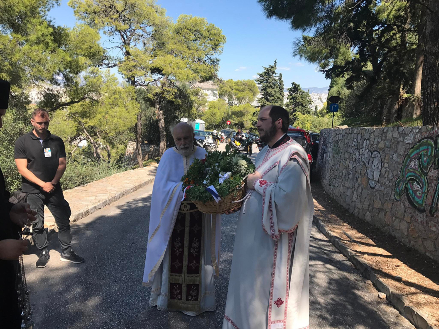Άγιοι Ισίδωροι: Ουρές πιστών μέχρι τα ξημερώματα για τον «θαυματουργό» σταυρό