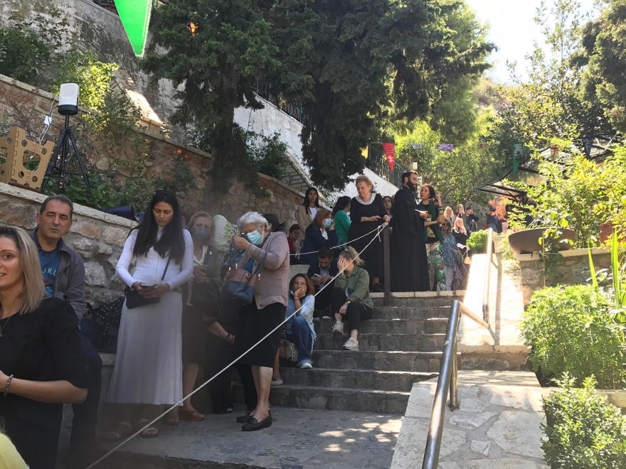 Άγιοι Ισίδωροι: Ουρές πιστών μέχρι τα ξημερώματα για τον «θαυματουργό» σταυρό