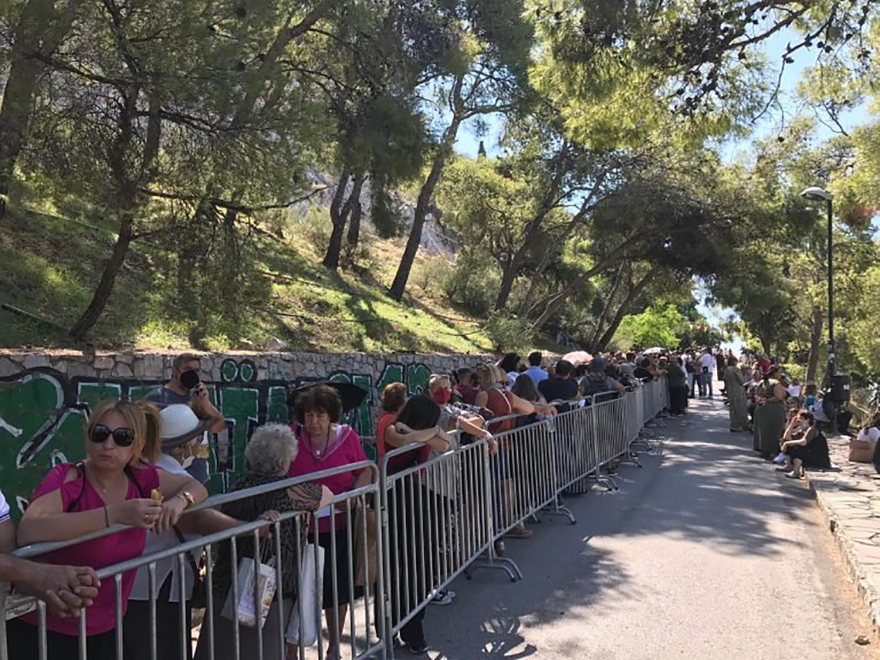 Άγιοι Ισίδωροι: Ουρές πιστών μέχρι τα ξημερώματα για τον «θαυματουργό» σταυρό