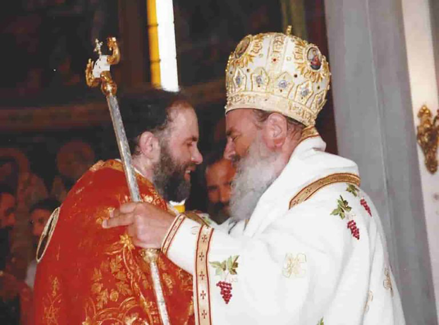 Άγιοι Ισίδωροι: Ουρές πιστών μέχρι τα ξημερώματα για τον «θαυματουργό» σταυρό