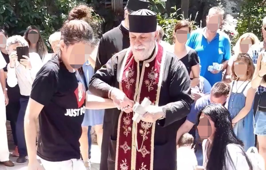 Άγιοι Ισίδωροι: Ουρές πιστών μέχρι τα ξημερώματα για τον «θαυματουργό» σταυρό