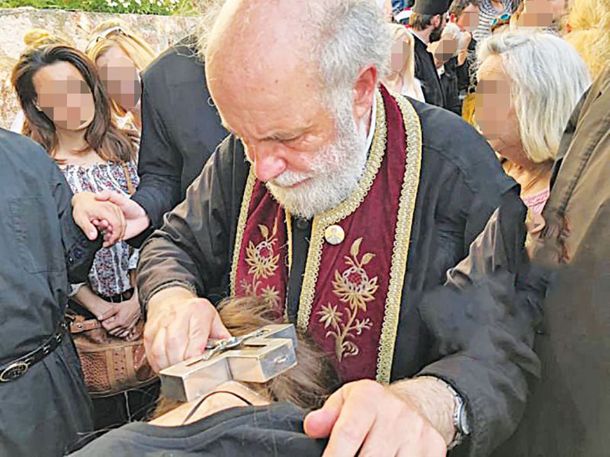 Άγιοι Ισίδωροι: Ουρές πιστών μέχρι τα ξημερώματα για τον «θαυματουργό» σταυρό