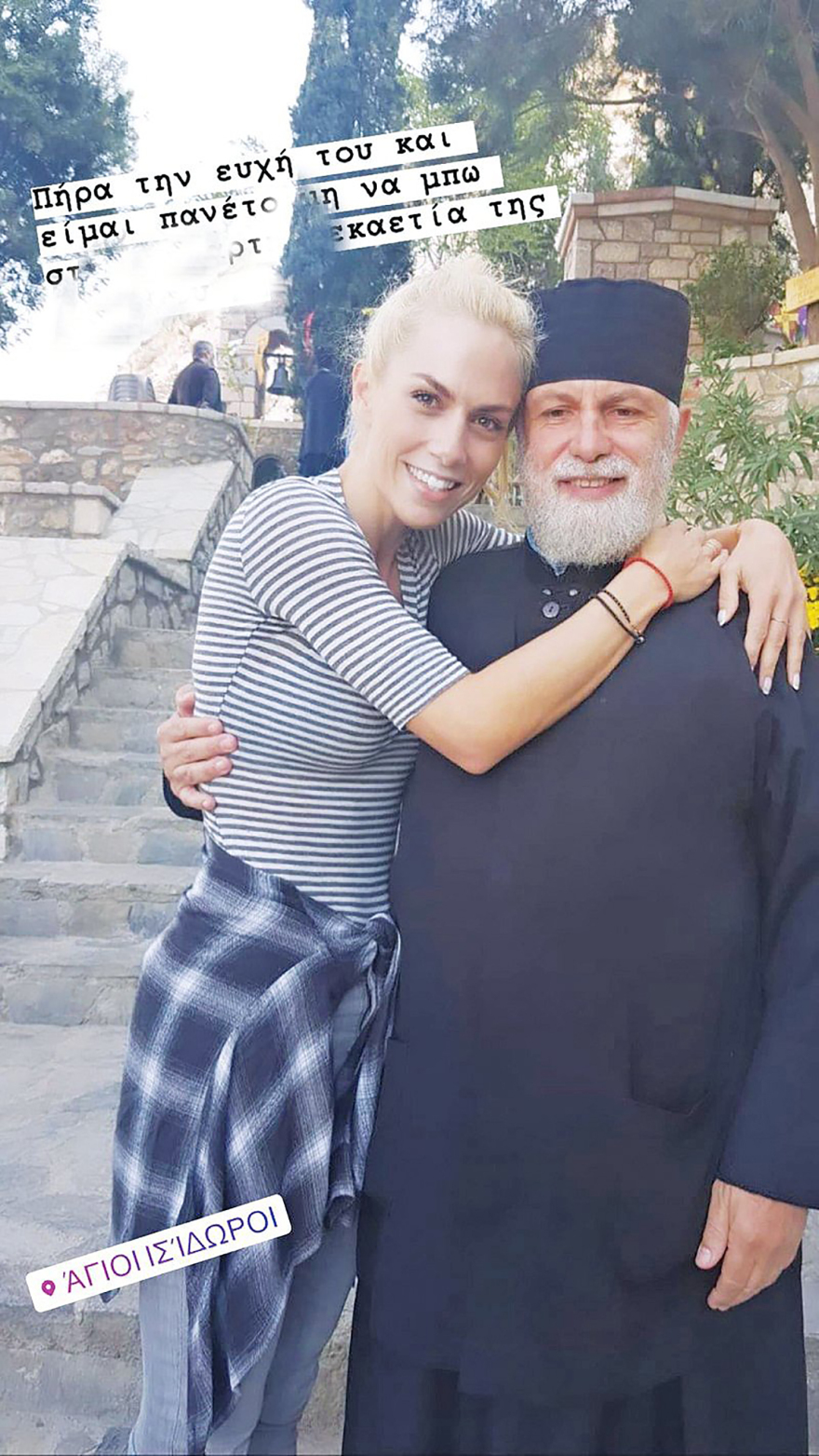 Άγιοι Ισίδωροι: Ουρές πιστών μέχρι τα ξημερώματα για τον «θαυματουργό» σταυρό