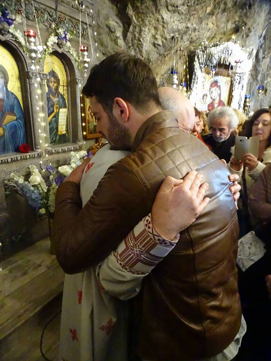 Άγιοι Ισίδωροι: Ουρές πιστών μέχρι τα ξημερώματα για τον «θαυματουργό» σταυρό