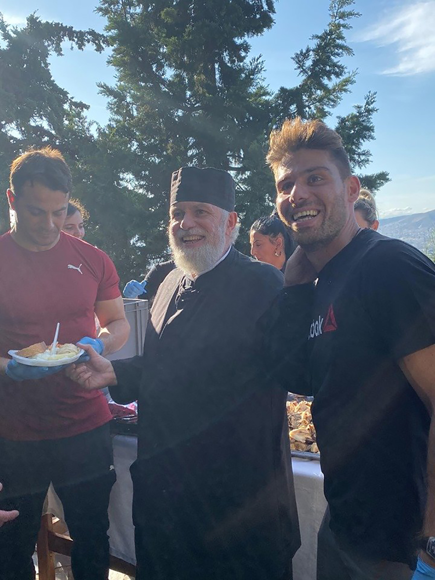 Άγιοι Ισίδωροι: Ουρές πιστών μέχρι τα ξημερώματα για τον «θαυματουργό» σταυρό