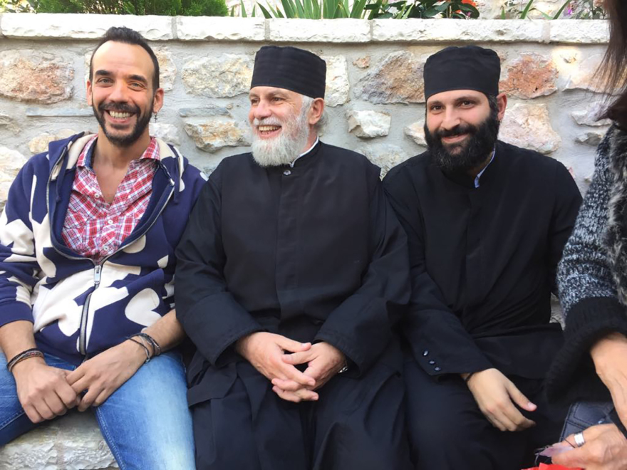 Άγιοι Ισίδωροι: Ουρές πιστών μέχρι τα ξημερώματα για τον «θαυματουργό» σταυρό