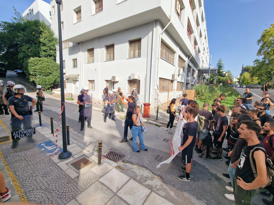 ΑΠΘ: Νέα διαμαρτυρία φοιτητών με πανό και συνθήματα για την Πανεπιστημιακή Αστυνομία