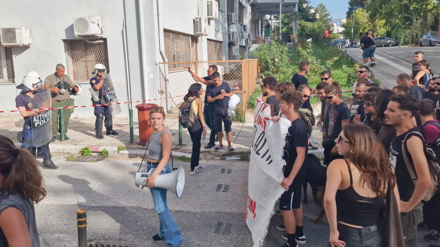 ΑΠΘ: Νέα διαμαρτυρία φοιτητών με πανό και συνθήματα για την Πανεπιστημιακή Αστυνομία