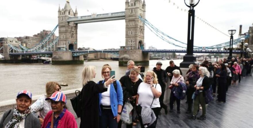 Βασίλισσα Ελισάβετ: Ατελείωτες ουρές έξω από το Ουέστμινστερ Χολ - Αναμονή έως και 10  ώρες