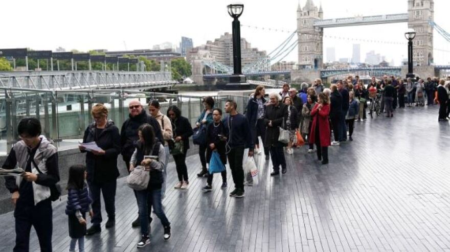 Βασίλισσα Ελισάβετ: Ατελείωτες ουρές έξω από το Ουέστμινστερ Χολ - Αναμονή έως και 10  ώρες