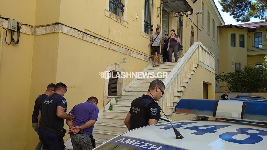 Κρήτη: «Ήθελα να μιλήσω, αλλά οι γονείς μου με απειλούσαν» λέει η 17χρονη που ξυλοκοπήθηκε από τον πατέρα της