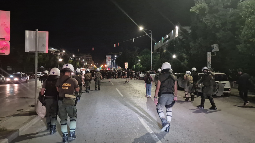 Θεσσαλονίκη: Μεταμεσονύχτια πορεία φοιτητών και αναρχικών για την πανεπιστημιακή αστυνομία