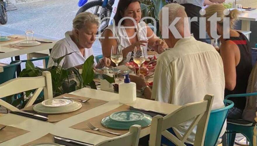 Μπέτι Μίντλερ: Στο Ηράκλειο η ηθοποιός - Επισκέφθηκε αρχαιότητες και απόλαυσε την κρητική κουζίνα