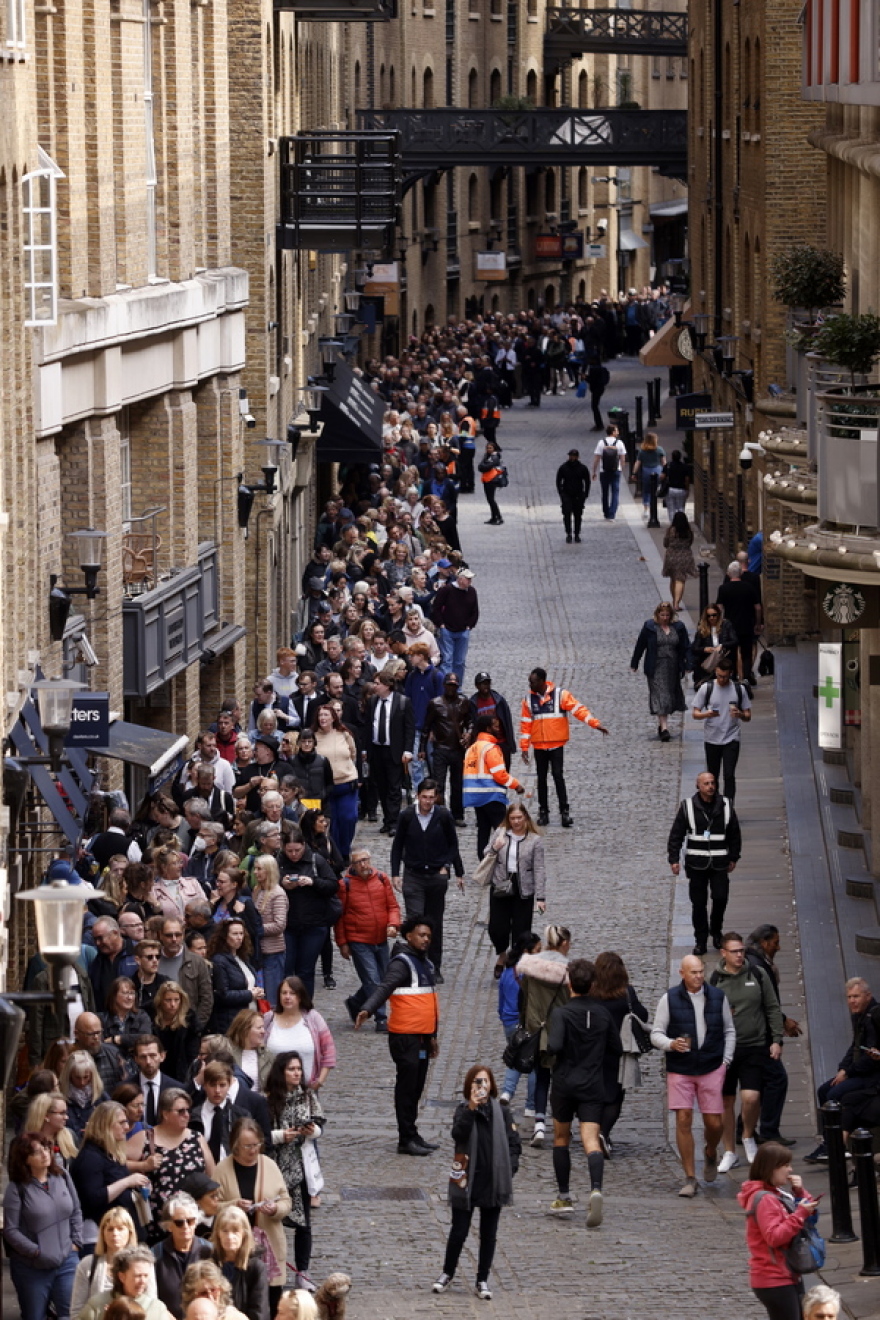 Βασίλισσα Ελισάβετ: Έως και μία ημέρα στην ουρά για το προσκύνημα στη σορό της - Δείτε βίντεο