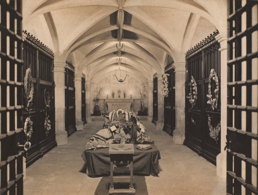 Βασίλισσα Ελισάβετ: Δίπλα της θα ταφεί και ο Φίλιππος - Το πρωτόκολλο που θέλει το ζευγάρι για πάντα μαζί