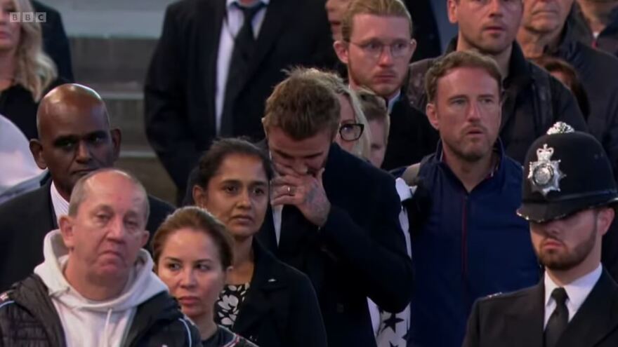 Βασίλισσα Ελισάβετ: Συγκινημένος ο Ντέιβιντ Μπέκαμ στο λαϊκό προσκύνημα της Αυτής Μεγαλειότητας