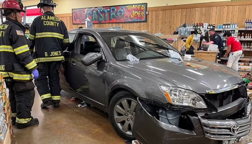 Καλιφόρνια: Ηλικιωμένος πάτησε γκάζι αντί για φρένο και έριξε το ΙΧ του σε σούπερ μάρκετ