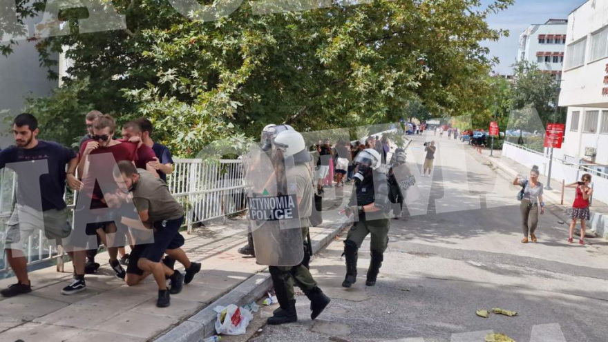 Θεσσαλονίκη: Χημικά στο ΑΠΘ μετά από επίθεση στην Πανεπιστημιακή Αστυνομία - Δείτε βίντεο