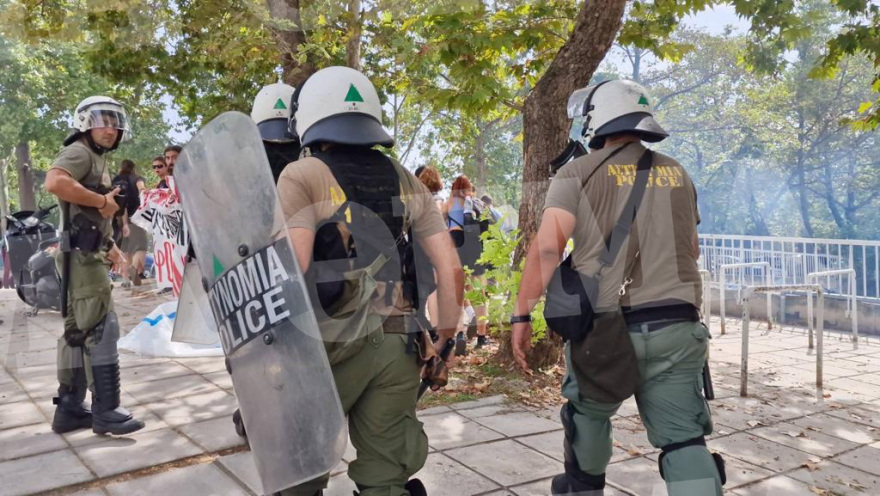 Θεσσαλονίκη: Χημικά στο ΑΠΘ μετά από επίθεση στην Πανεπιστημιακή Αστυνομία - Δείτε βίντεο
