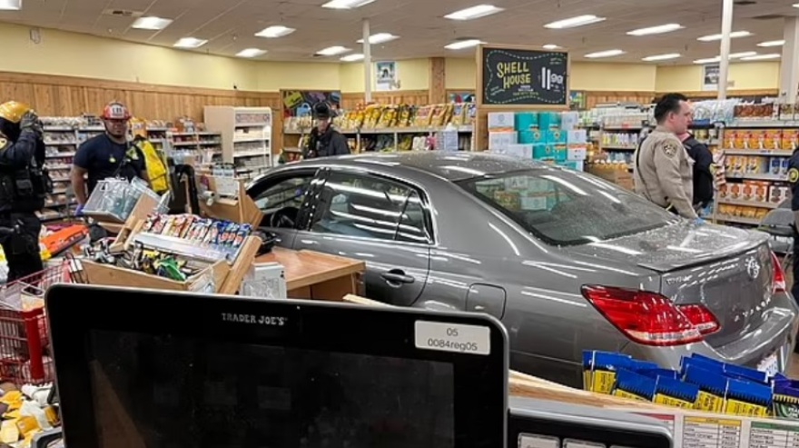 Καλιφόρνια: Ηλικιωμένος πάτησε γκάζι αντί για φρένο και έριξε το ΙΧ του σε σούπερ μάρκετ