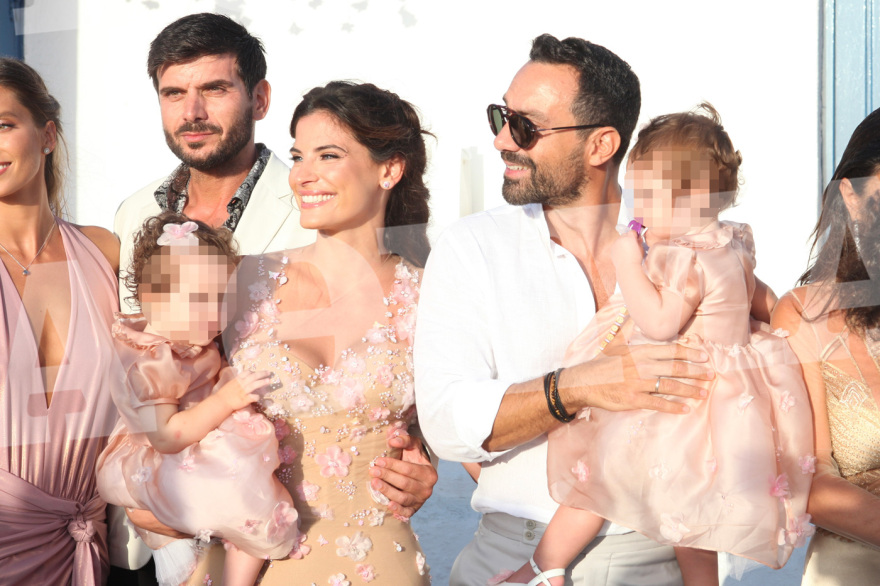 Μύκονος: Φωτογραφίες από τη βάφτιση των δίδυμων κοριτσιών του Σάκη Τανιμανίδη και της Χριστίνας Μπόμπα 