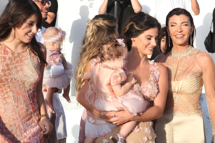 Μύκονος: Φωτογραφίες από τη βάφτιση των δίδυμων κοριτσιών του Σάκη Τανιμανίδη και της Χριστίνας Μπόμπα 