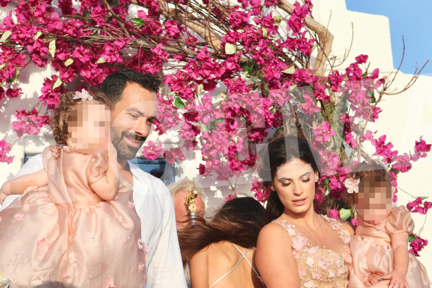 Μύκονος: Φωτογραφίες από τη βάφτιση των δίδυμων κοριτσιών του Σάκη Τανιμανίδη και της Χριστίνας Μπόμπα 