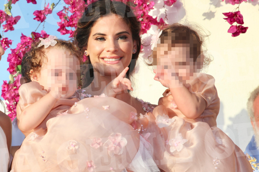 Μύκονος: Φωτογραφίες από τη βάφτιση των δίδυμων κοριτσιών του Σάκη Τανιμανίδη και της Χριστίνας Μπόμπα 