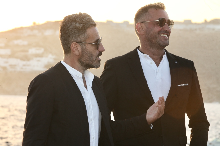 Μύκονος: Επανασύνδεση Τανιμανίδη - Μαυρίδη, καλεσμένος στη βάπτιση των διδύμων