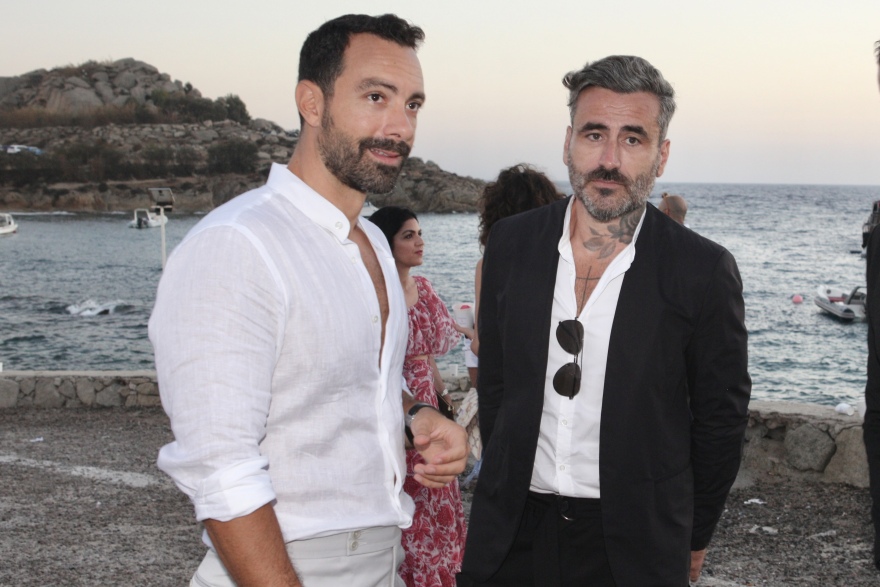 Μύκονος: Επανασύνδεση Τανιμανίδη - Μαυρίδη, καλεσμένος στη βάπτιση των διδύμων