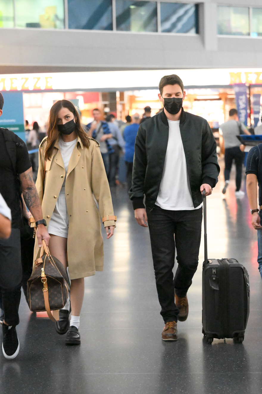 Άνα ντε Άρμας: Στο αεροδρόμιο με τον σύντροφό της - Δείτε φωτογραφίες