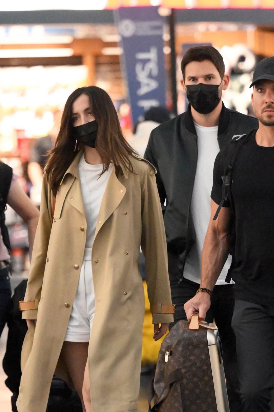 Άνα ντε Άρμας: Στο αεροδρόμιο με τον σύντροφό της - Δείτε φωτογραφίες