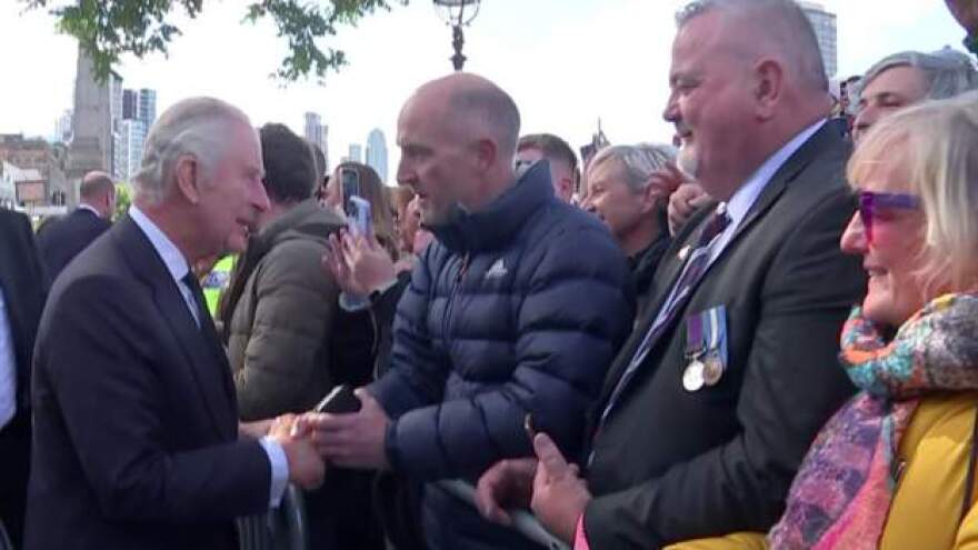 Βασίλισσα Ελισάβετ: Τον κόσμο που περιμένει στην ουρά επισκέφτηκαν ο Κάρολος με τον Ουίλιαμ 