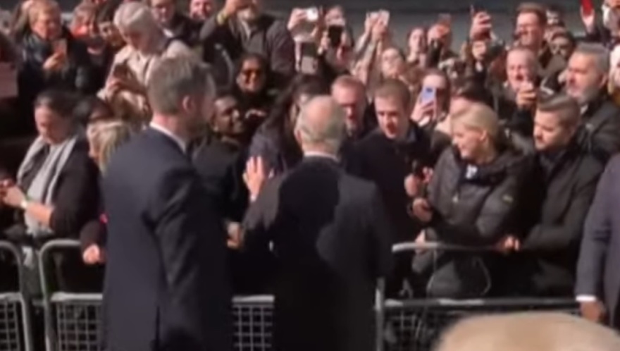 Βασίλισσα Ελισάβετ: Τον κόσμο που περιμένει στην ουρά επισκέφτηκαν ο Κάρολος με τον Ουίλιαμ 