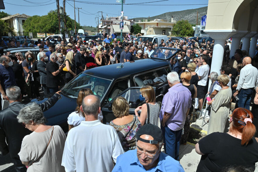 Το «τελευταίο αντίο» στην Ειρήνη Παπά στο Χιλιομόδι Κορινθίας