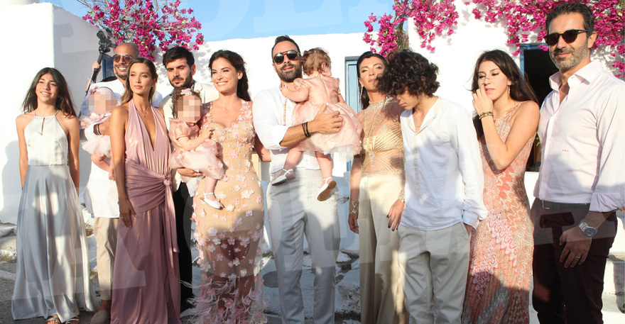 Μύκονος: Φωτογραφίες από τη βάφτιση των δίδυμων κοριτσιών του Σάκη Τανιμανίδη και της Χριστίνας Μπόμπα 