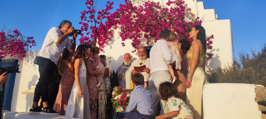 Μύκονος: Φωτογραφίες από τη βάφτιση των δίδυμων κοριτσιών του Σάκη Τανιμανίδη και της Χριστίνας Μπόμπα 