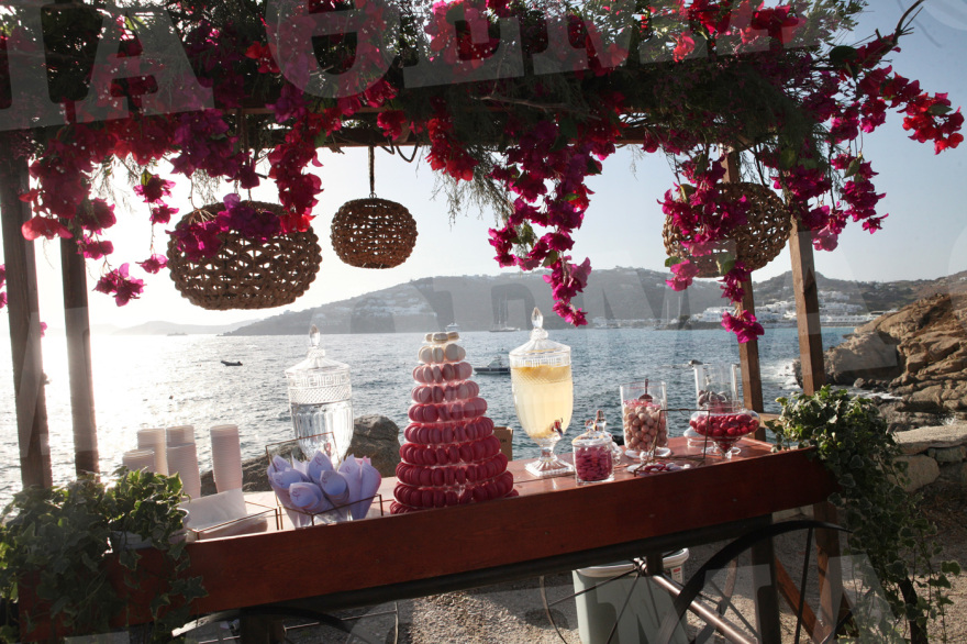 Μύκονος: Φωτογραφίες από τη βάφτιση των δίδυμων κοριτσιών του Σάκη Τανιμανίδη και της Χριστίνας Μπόμπα 