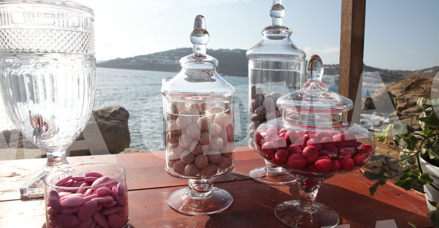 Μύκονος: Φωτογραφίες από τη βάφτιση των δίδυμων κοριτσιών του Σάκη Τανιμανίδη και της Χριστίνας Μπόμπα 