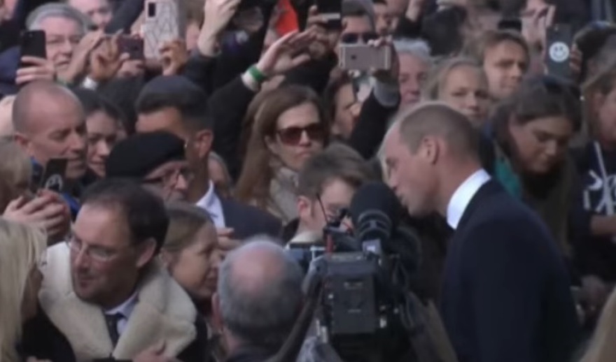 Βασίλισσα Ελισάβετ: Τον κόσμο που περιμένει στην ουρά επισκέφτηκαν ο Κάρολος με τον Ουίλιαμ 