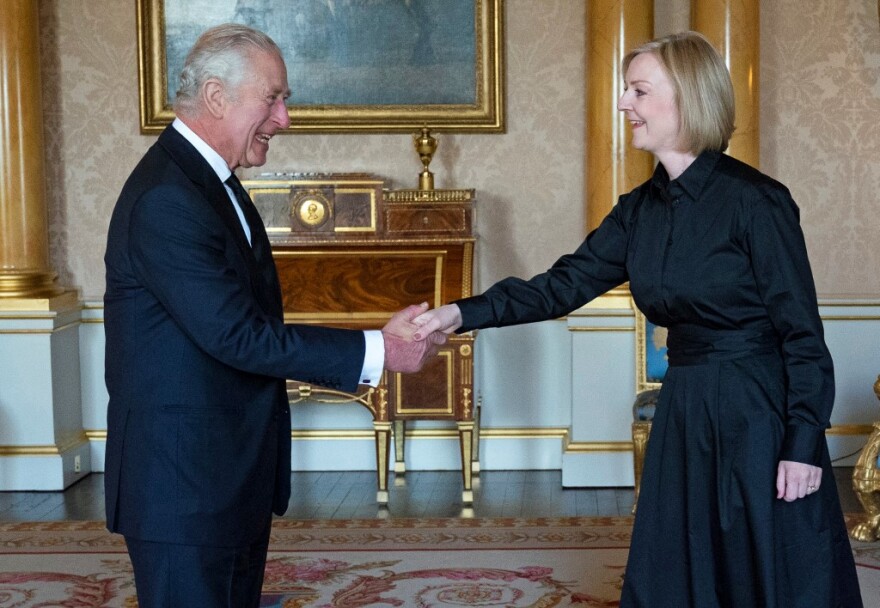 Βρετανία: Ο βασιλιάς Κάρολος υποδέχθηκε τη Λιζ Τρας λίγες ώρες πριν την κηδεία της Ελισάβετ