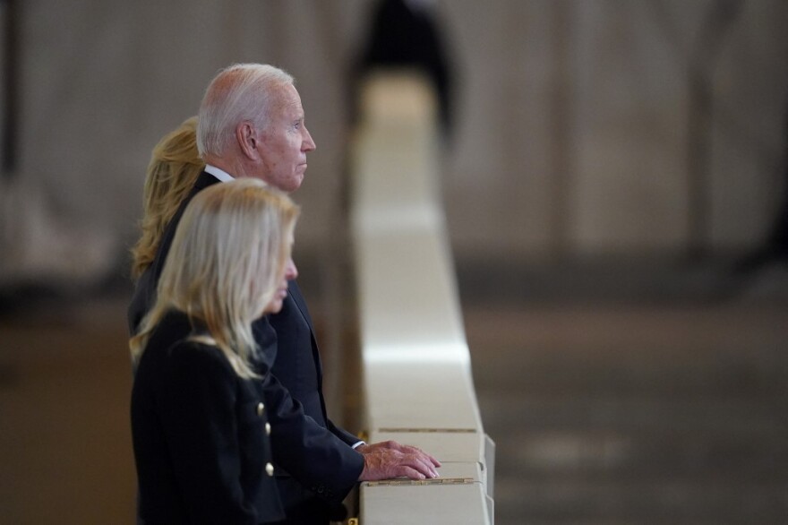 Βασίλισσα Ελισάβετ: To «αντίο» του Τζο Μπάιντεν από το Ουέστμινστερ Χολ