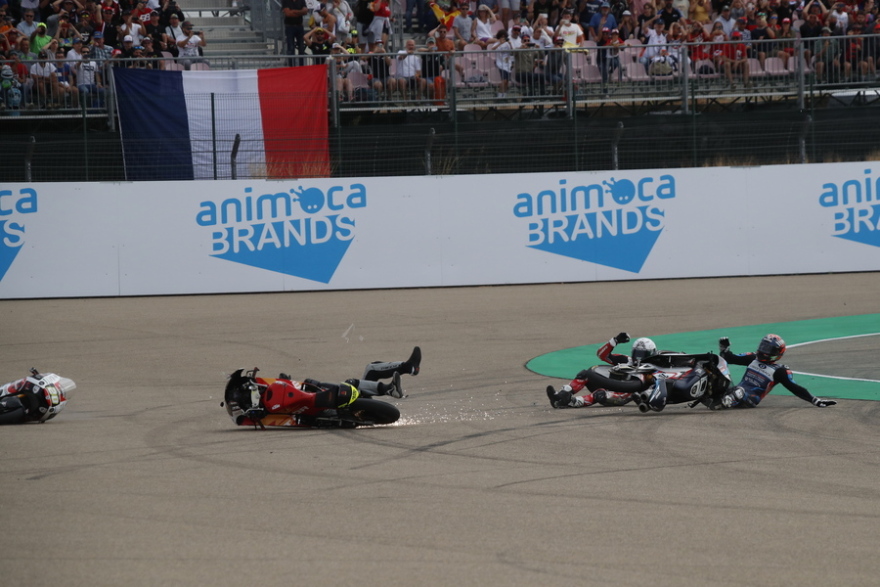 MotoGP: Τριπλή σύγκρουση στην πίστα της Αραγονίας- Δείτε τις εντυπωσιακές φωτογραφίες