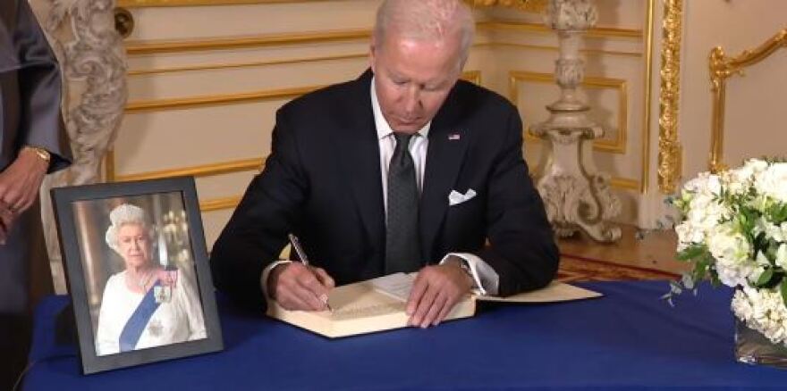 Βασίλισσα Ελισάβετ: To «αντίο» του Τζο Μπάιντεν από το Ουέστμινστερ Χολ