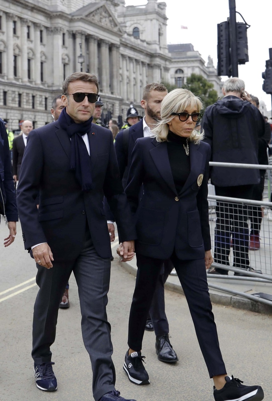 Βασίλισσα Ελισάβετ: Γκρίνια για τους Μακρόν που πήγαν στο Γουεστμίνστερ με αθλητικά!